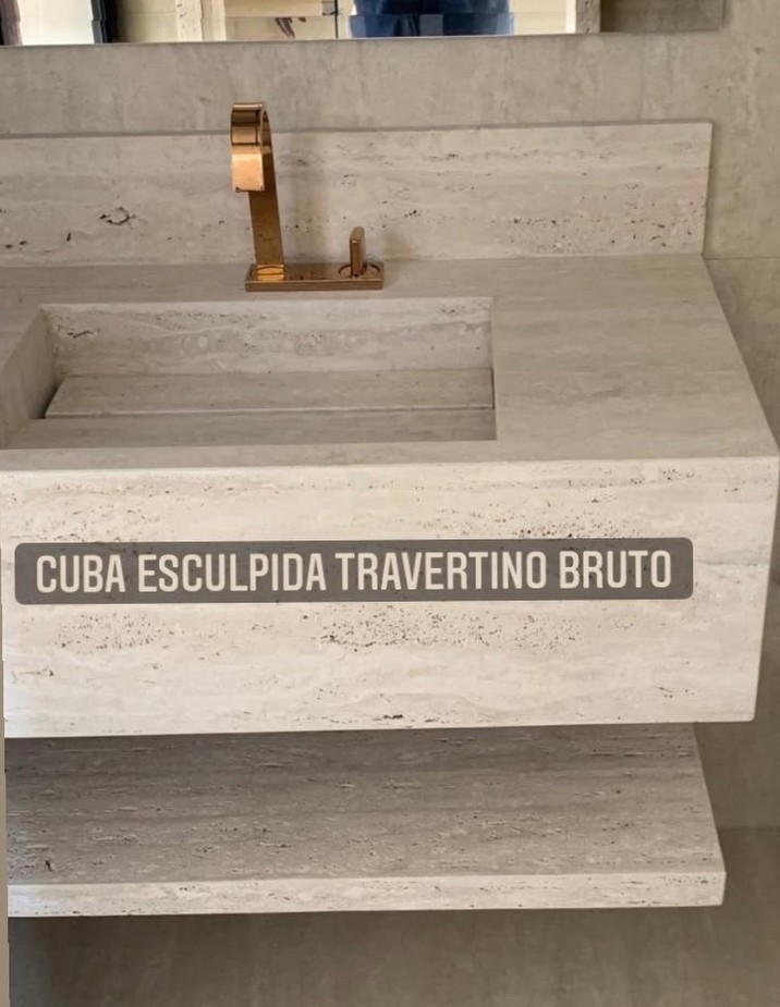 Cuba esculpida em travertino bruto