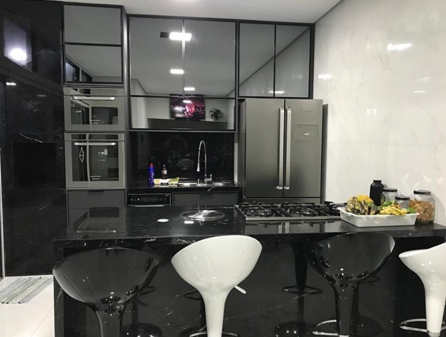 Cozinha moderna em pedra preta